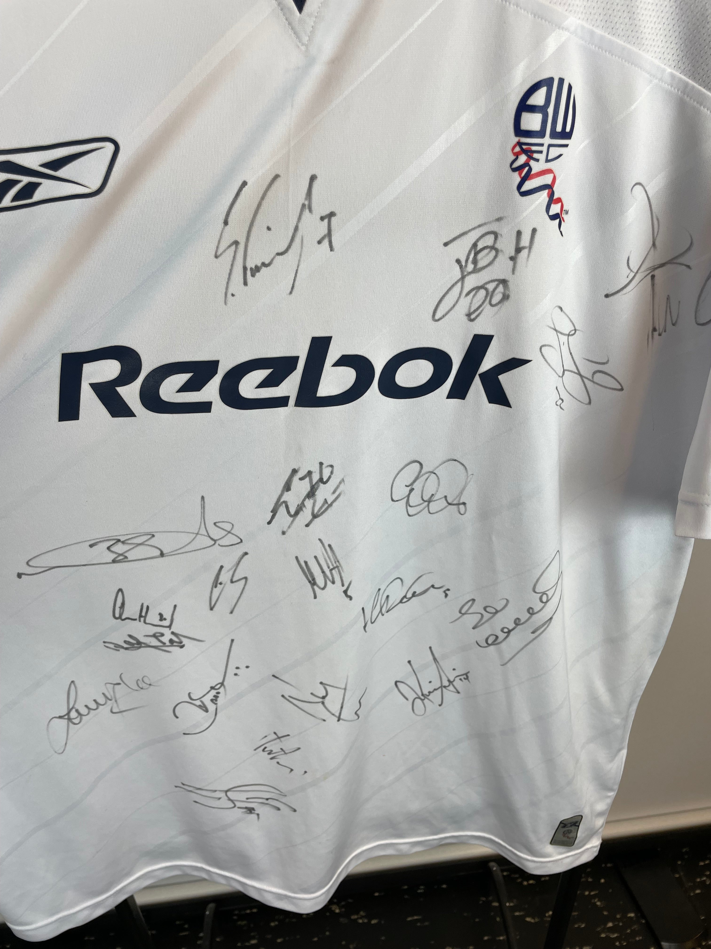 Jay-Jay Okocha Bolton Heimtrikot 05/07, signiert vom Team – XL